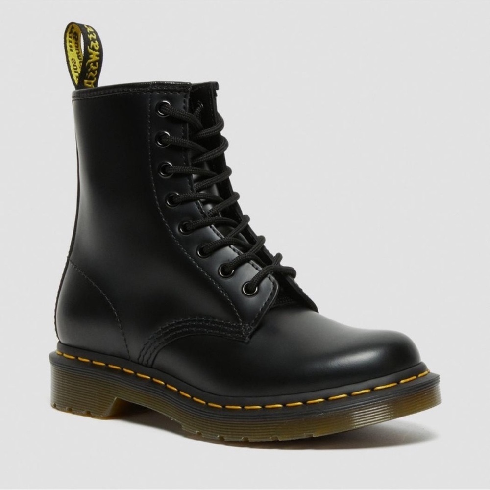 1460 WOMEN’S SMOOTH LEATHER LACE UP BOOTS • DR. MARTENS